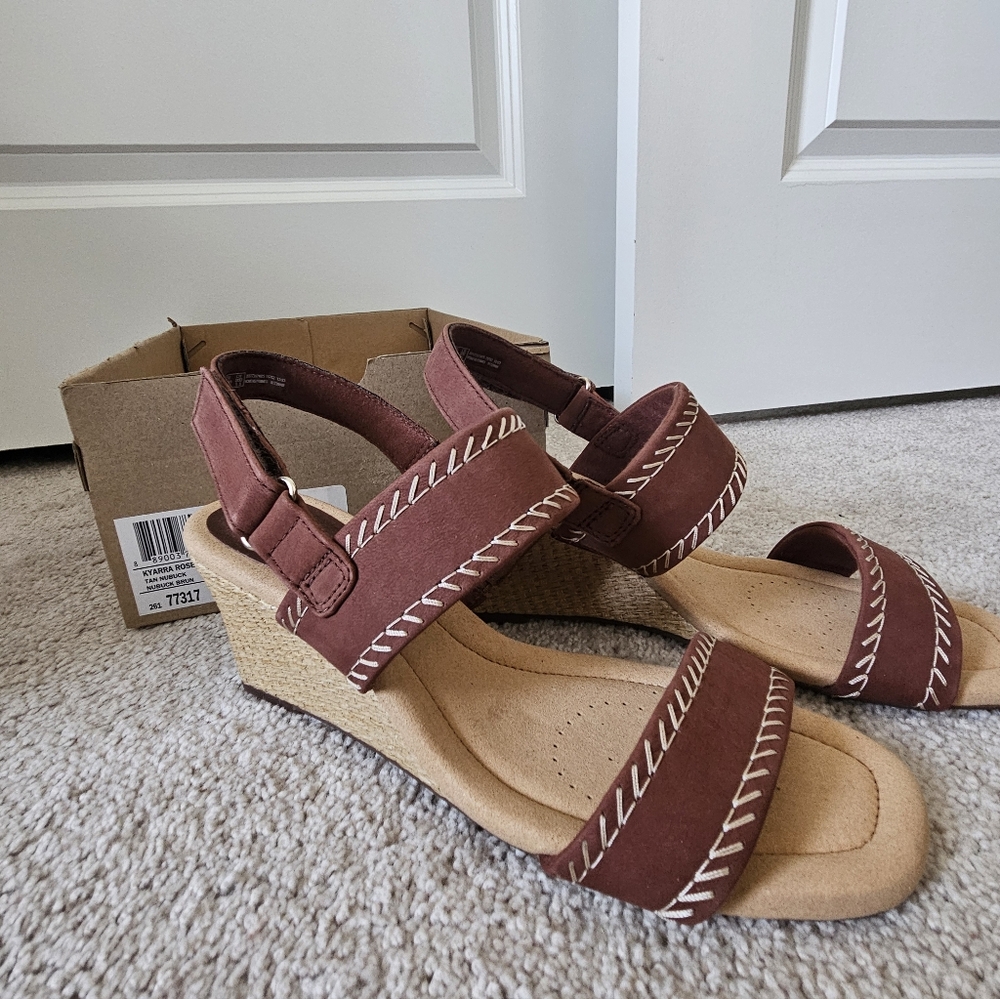 New In Box Clarks Collection Women's Kyarra Rose Nubuck Wedge Sandal Tan Sz 10